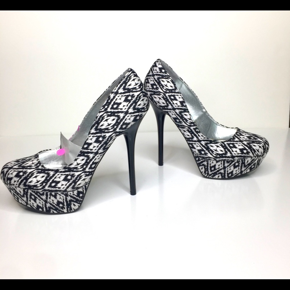 Qupid Black & White Ikat Pattern Platform Stiletto Heel Shoes Size 7